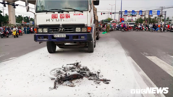 Cha chết, con trai nguy kịch sau khi bị xe tải tôn