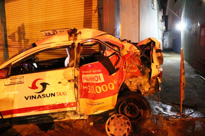 Đậu taxi trên vỉa hè ngủ, tài xế vẫn bị tông chết