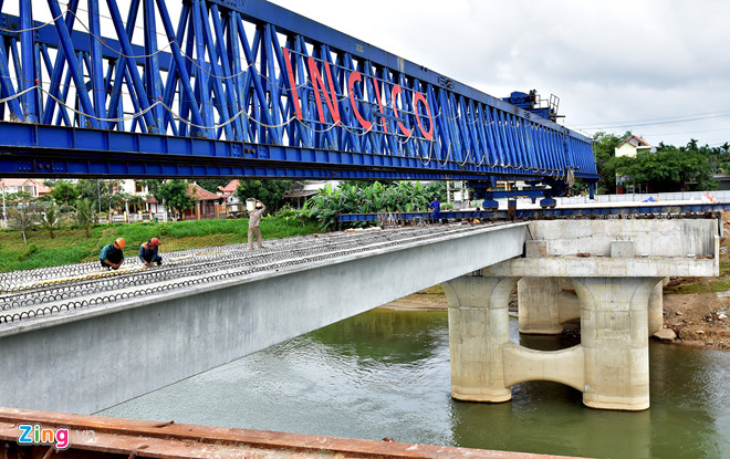 Hop-long-cau-Thach-Bich-vuot-qua-song-lon-nhat-Qua