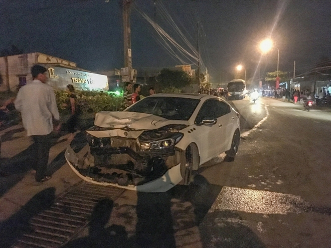 Truy tìm tài xế xe “xế hộp” gây tai nạn chết người