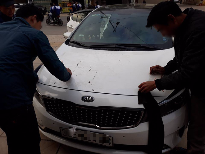 2 Xe dán đầy decal cổ vũ U23 nhưng bóc ra là cả mộ