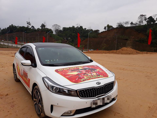 Xe dán đầy decal cổ vũ U23 nhưng bóc ra là cả một 