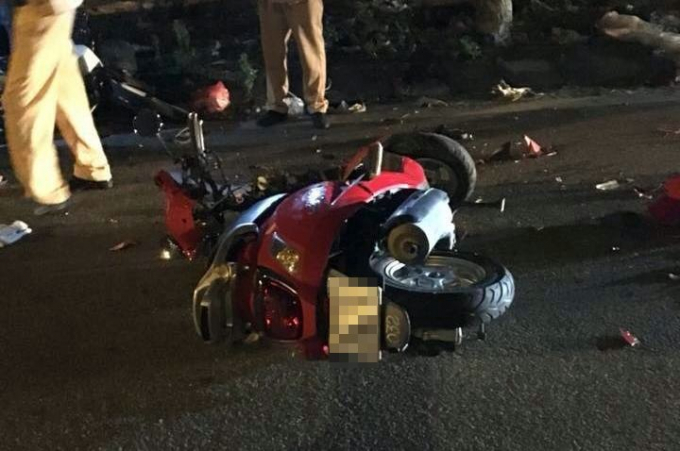 Hai xe máy va chạm kinh hoàng, 4 thanh niên th