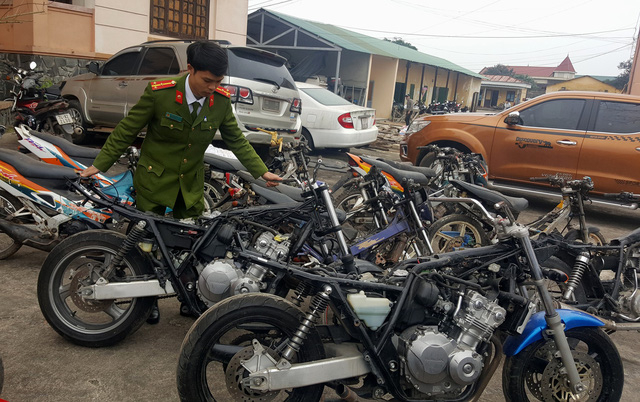 Phát hiện cả một kho môtô phân khối lớn không giấy