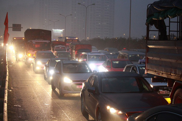 Vé máy bay quá 'chát', thuê xe hơi tự lái về Tết '
