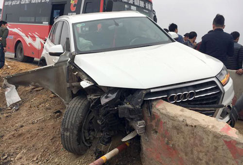 Xe Audi bẹp dúm sau tai nạn liên hoàn trên cao tốc