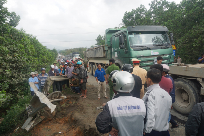 Xe máy nát bươm sau va chạm kinh hoàng với xe tải,