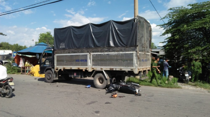 Tông vào đuôi xe tải dừng ven đường, 2 người thươn