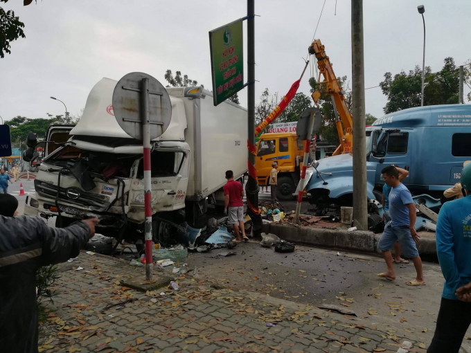 2 ôtô nát đầu trên quốc lộ sau tiếng nổ lớn, 3 ngư