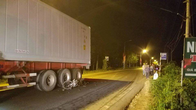 3 xe máy tông nhau, 3 người chết và 2 người trọng 