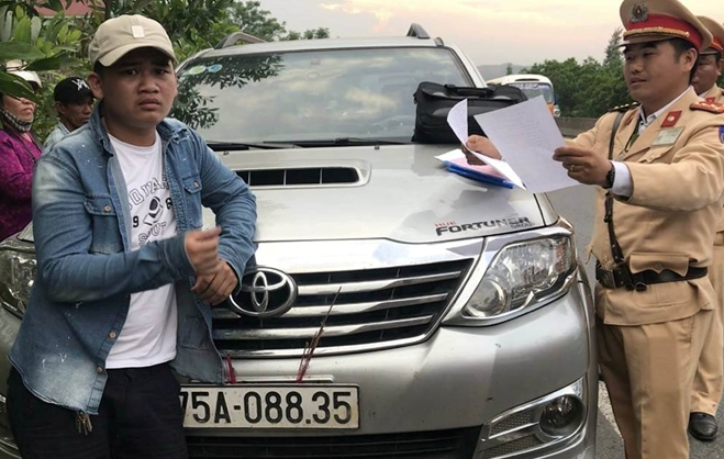 Tài xế ôtô vi phạm còn đóng cửa cố thủ, chống chế 