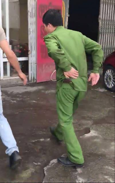 2 Đang giải quyết va chạm giao thông, chiến