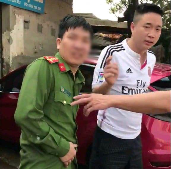 Đang giải quyết va chạm giao thông, chiến s