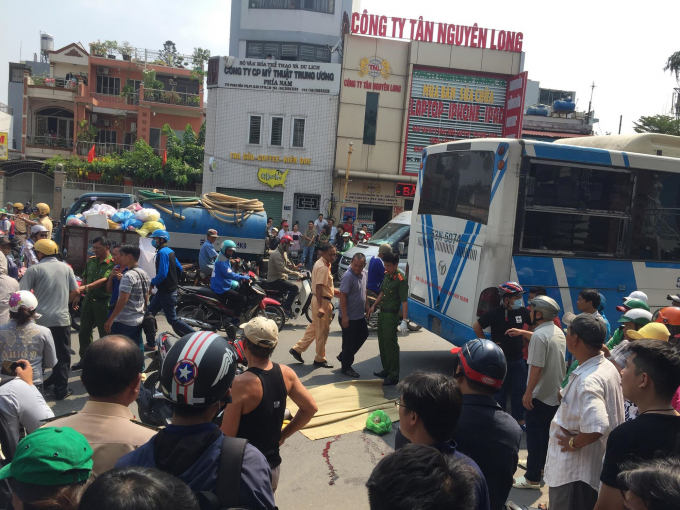 Người thân ngất bên thi thể nam thanh nie