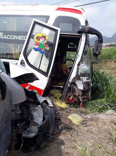 Hai xe khách bay vào lề đường sau cú đấu đầu