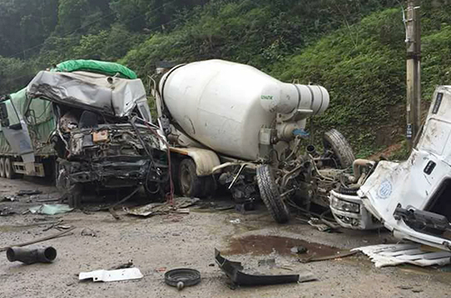 Xe bồn bay cabin sau cú đấu đầu với xe tải