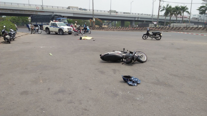 Va chạm với xe tải chạy cùng chiều, người phụ nữ b