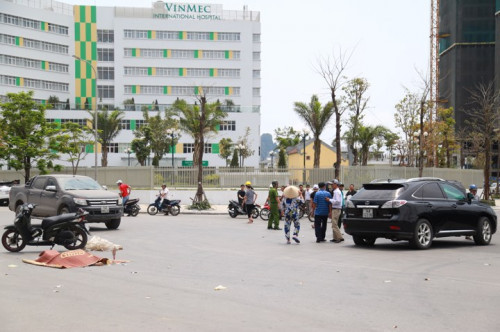 o-to-Lexus-no-lop-dam-chet-nguoi-di-xe-SH-no-lop-1