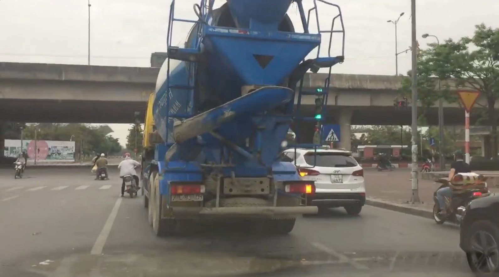 Xe trộn bị Tào Tháo đuổi, vừa đi vừa vãi bê tông r