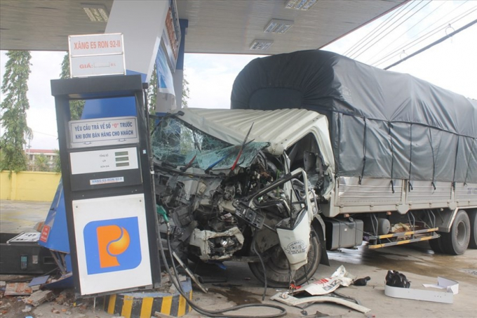 Xe khách va chạm xe tải, 7 người trong một