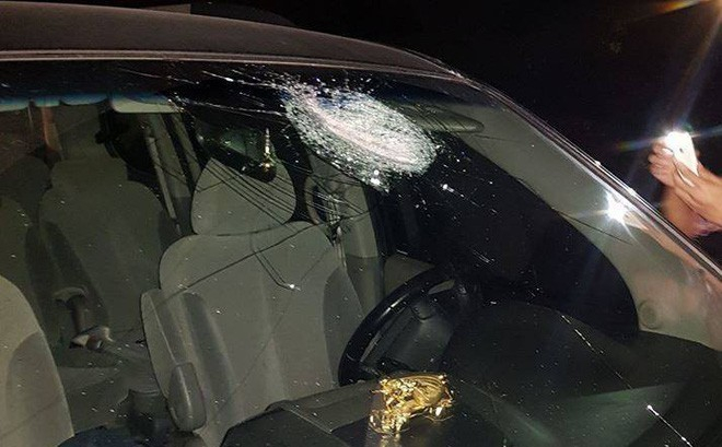 Hàng loạt ô tô bị ném gạch, đá trên cao t