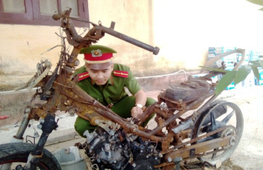 Cầm dao bầu đe dọa, châm lửa đốt xe của 2 nhân viê