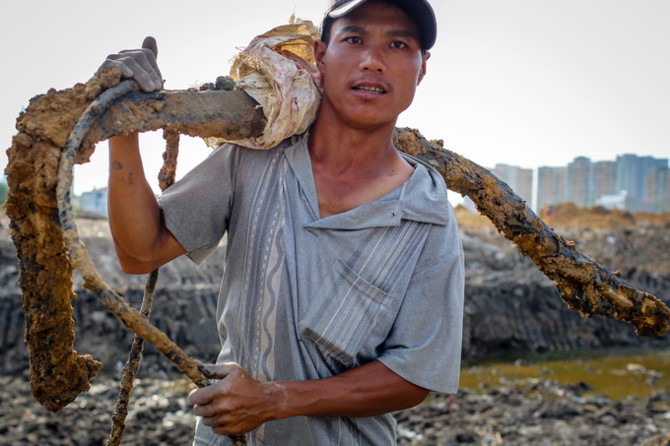 2 Nghề mót phế liệu trên công trường khu đô thị Th