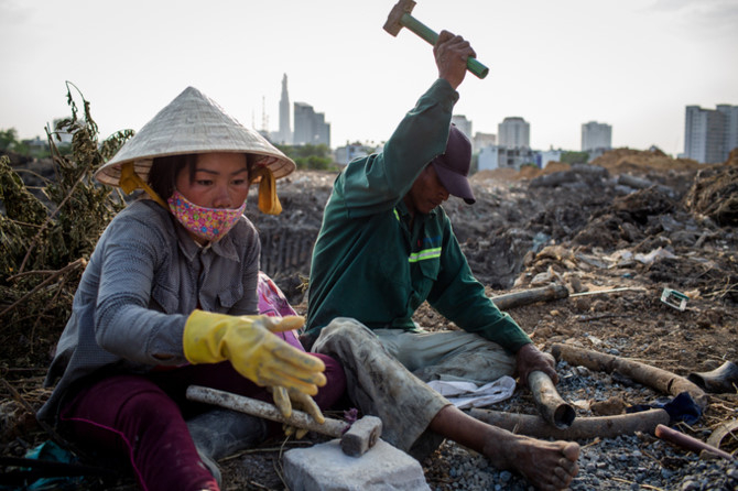 5 Nghề mót phế liệu trên công trường khu đô thị Th