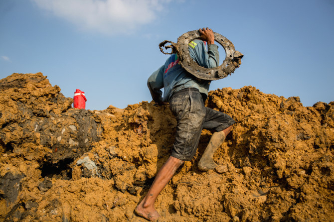 Nghề mót phế liệu trên công trường khu đô thị Thủ 