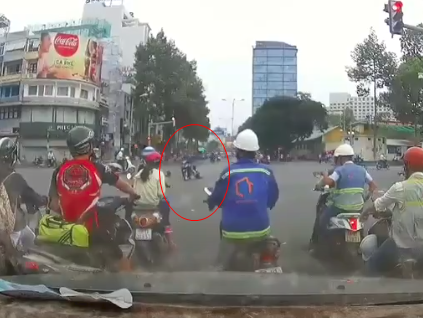 Tên cướp giật túi xách táo tợn, kéo lê cô gái hàng