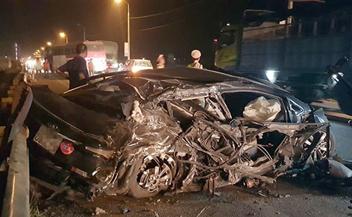 Xe 5 chỗ bẹp dúm sau tai nạn, tài xế tử vong