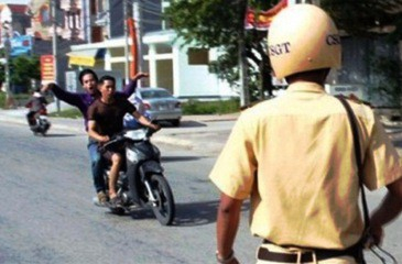 Bị kiểm tra, 2 thanh niên đánh trọng thương chiến 