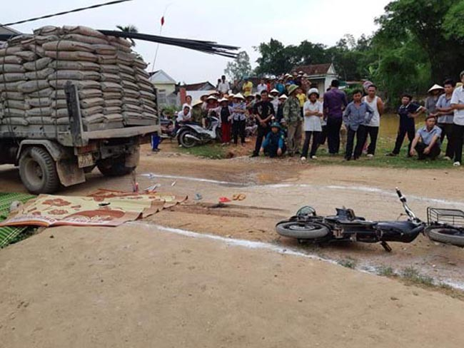 Bé 3 tuổi tử vong trên đường đến trường, bà ngoại 