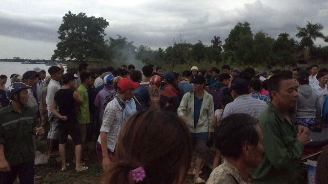 Hai nữ sinh chết đuối trong tư thế nắm chặt tay nh