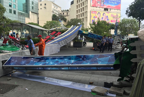 Bảng hiệu tại phố đi bộ Nguyễn Huệ đè nam thanh ni