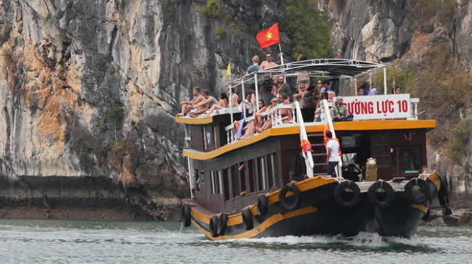 Du khách từ Cát Bà thò mặt sang Hạ Long là bị đuổi