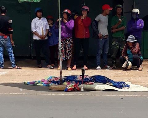 Xe máy tông vào xe tải, 2 người thương vong