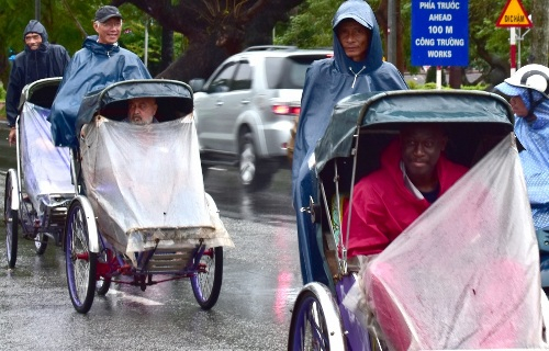 Đi xích lô gần 6km ở Huế, hai du khách phải trả 1,