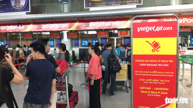 Bị hủy chuyến, hành khách ném điện thoại vào mắt n