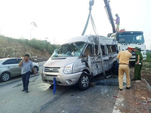 Xe khách lộn nhiều vòng sau cú chạm đuôi 