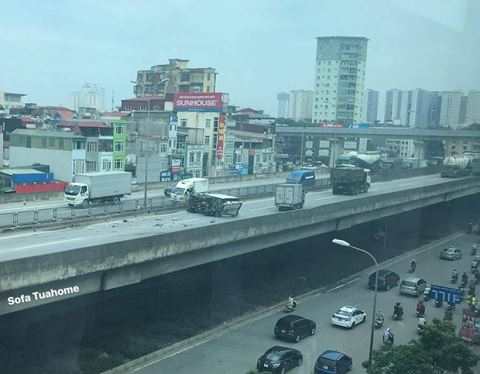 Hai xe tải va chạm trên đường vành đai 3, tài xế n