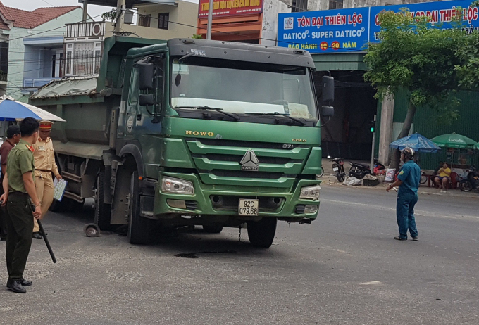 2 Xe ben cán nát xe đạp, cụ ông 93 tuổi chết thảm