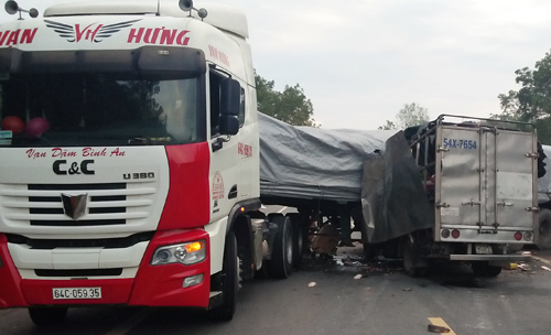 Hai vợ chồng tử vong khi ôtô tải đâm xe đầu kéo