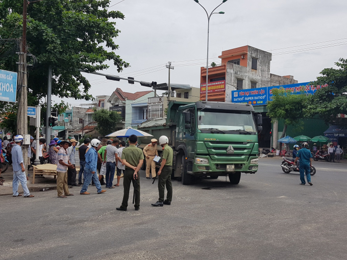 Xe ben cán nát xe đạp, cụ ông 93 tuổi chết thảm