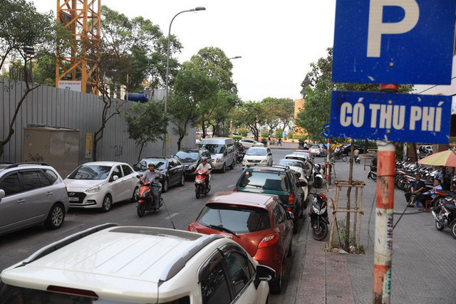 TP.HCM lùi thời gian thu phí đậu xe lòng le