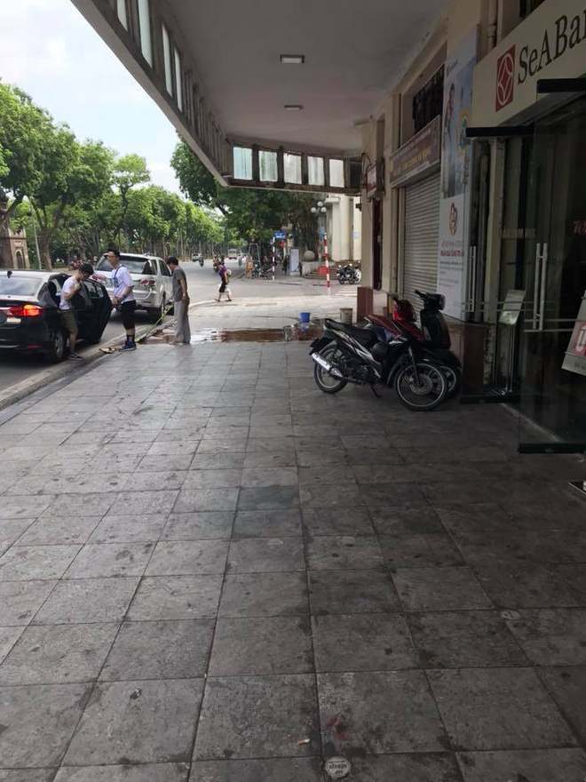 2 Chạy theo đoàn đua xe đêm World Cup, cô gái gặp 