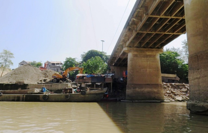 Phát hiện hai bến thủy nội địa trái phép dưới chân