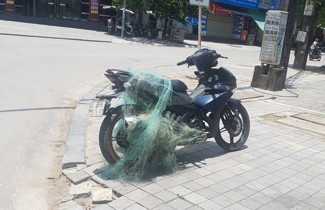 CSGT bắn lưới bắt xe vi phạm, phát hiện súng tự ch