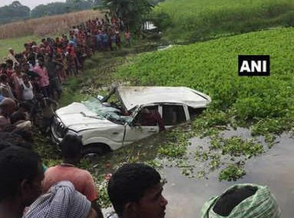 Xe đi đám cưới lao xuống ao, ít nhất 6 trẻ em thiệ