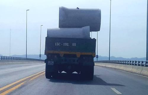 Xe chở đá, bê tông đe doạ an toàn giao thông cầu v